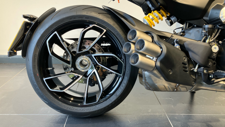 Ducati Diavel V4 - Dark Stealth Yellow (25MY)